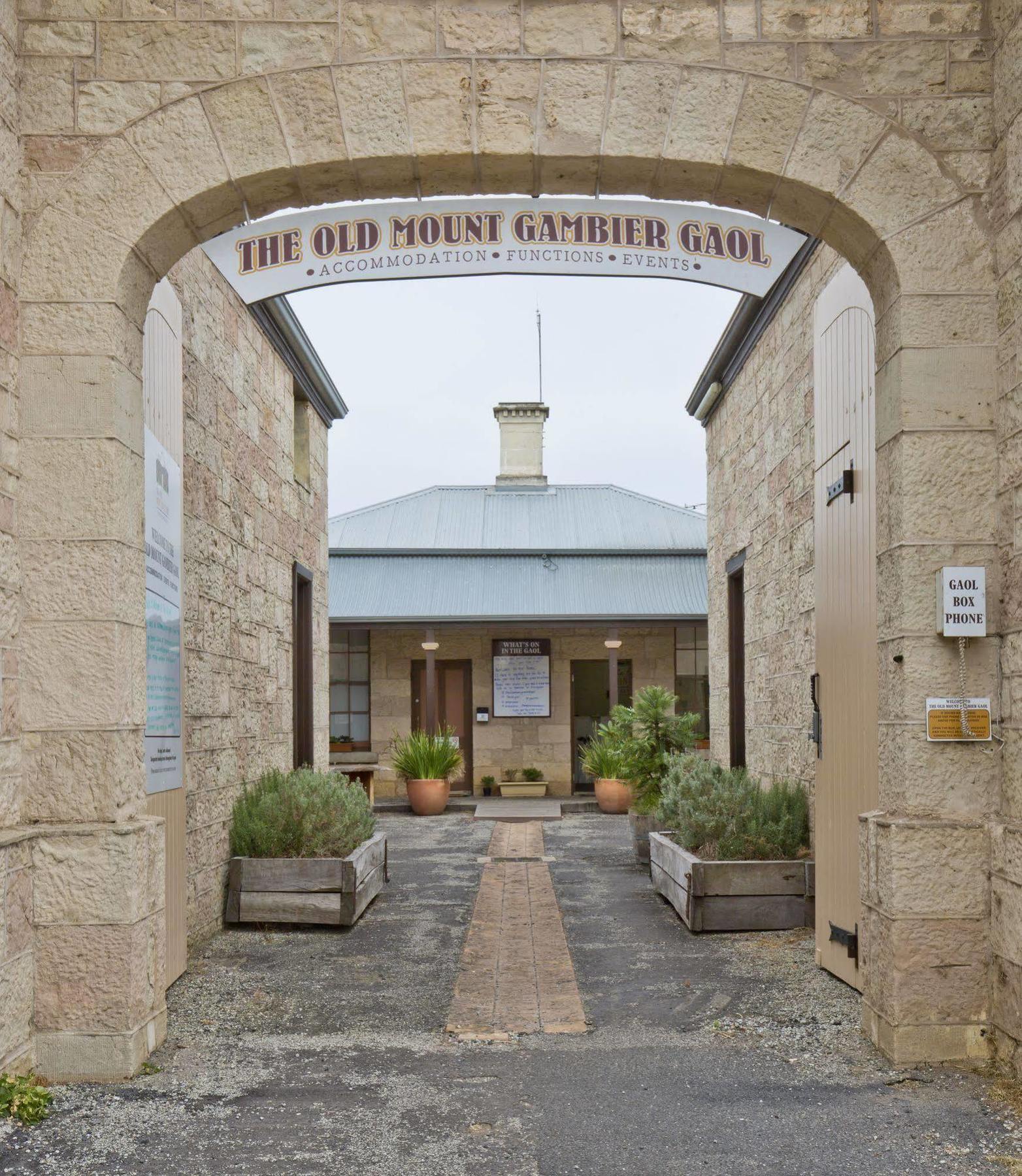 The Old Mount Gambier Gaol Hotel Exterior photo